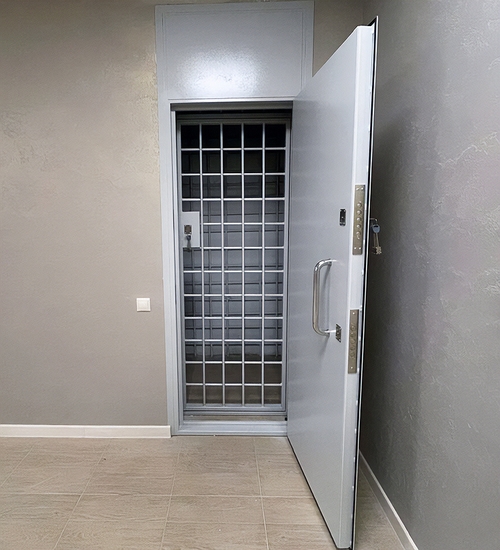 Взломостойкая дверь с решеткой Взломостойкая дверь с решеткой